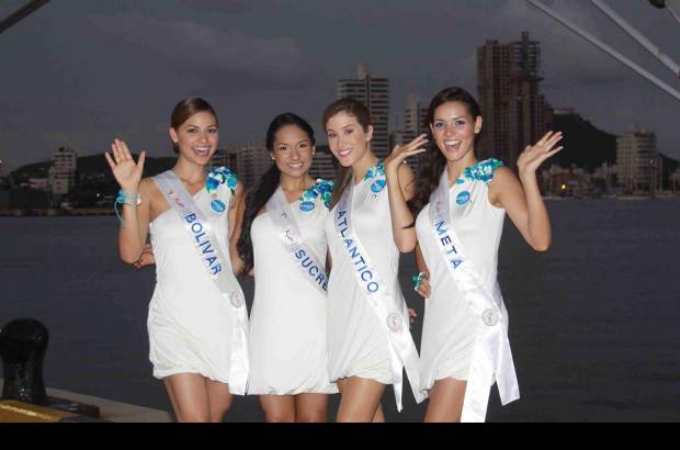 Colprensa - Las representantes de Bolívar Tatiana Nájera Cardona, Sucre María Paulina Castro Monterroza, Atlántico Laura Victoria Jesurun Saade y Meta, Nohora Zamira Restrepo Castro lucieron hermosas en su visita al Buque Gloria.