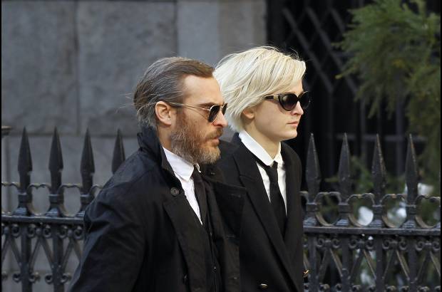 AP - El velorio y el funeral fueron privados, solo asistieron la familia y los amigos. A la ceremonia lleg&#243; el actor Joaquin Phoenix.