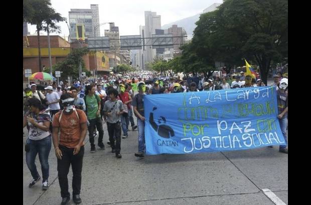 Cortes&#237;a - Estudiantes tambi&#233;n dejaron presente el aniversario 65 de la muerte Jorge Eliecer Gait&#225;n.