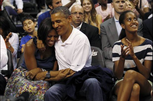 Reuters - Tras el Kiss Cam, el presidente se vio bastante cari&#241;oso con su esposa Michelle.