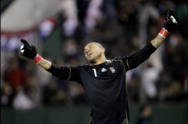 Reuters - En el &#250;ltimo suspiro del encuentro, el arquero Renny Vega pein&#243; un tiro de esquina y Perozo anot&#243; el gol del empat&#233;.
