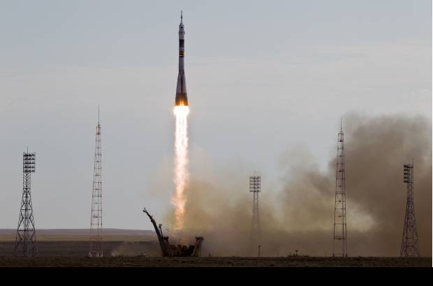 Reuters - La nave despeg&#243; desde el cosm&#243;dromo kazajo de Baikonur a la hora prevista, las 9:40 p.m. del s&#225;bado hora colombiana, con ayuda de un cohete portador Soyuz FG y nueve minutos despu&#233;s de su lanzamiento, ya en &#243;rbita, la nave inici&#243; su vuelo aut&#243;nomo hacia la plataforma orbital, seg&#250;n el Centro de Control de Vuelos Espaciales (CCVE) de Rusia.