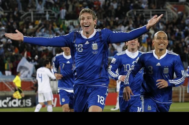 AP - Y cuando no, Palermo, el Titán de Boca Juniors, aseguró el resultado al clavar el 2-0 luego de un rebote en el arquero tras un disparo de Messi.