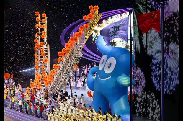 AP - Con dos copias gigantes de Haibao, la mascota de la Expo, y una enorme escalera en forma de letra V, por la "victoria" de haber batido todos los récords previstos, los chinos culminaron su despedida.