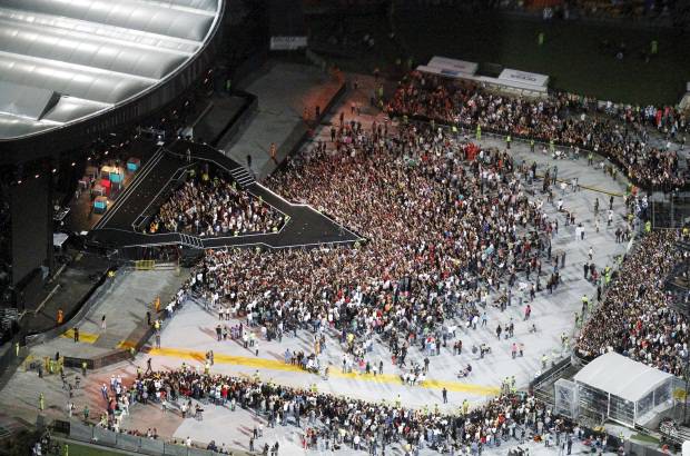 Robinson S&#225;enz - Sobrevuele junto con EL COLOMBIANO el concierto de Madonna. Las grader&#237;as se comienzan a llenar cada vez m&#225;s y a nadie le importa la lluvia, ni la espera, todos quieren ver a su artista.