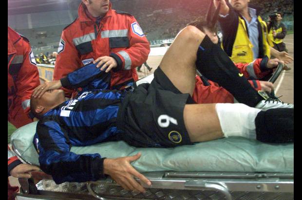 Reuters - Tuvo problemas con sus rodillas a lo largo de su carrera, y tuvo que someterse a cirugías estando en el Inter de Milán y el AC Milán. Pasó casi dos años fuera de las canchas mientras se recuperaba de una operación tras una lesión de rodilla en la final de la Copa Italia contra Lazio en abril de 2000.