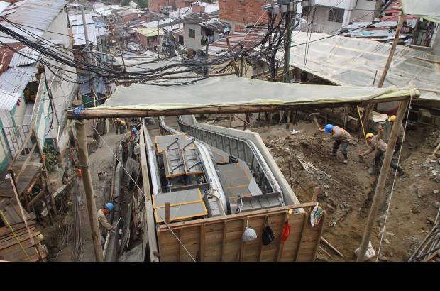 Hern&#225;n Vanegas - M&#225;s de 12 mil habitantes de la comuna 13 se ver&#225;n directamente beneficiados con estas escaleras el&#233;ctricas.