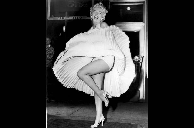 AP - El vestido blanco que inmortaliz&#243; a Marilyn Monroe fue subastado por 5,6 millones de d&#243;lares en 2011.