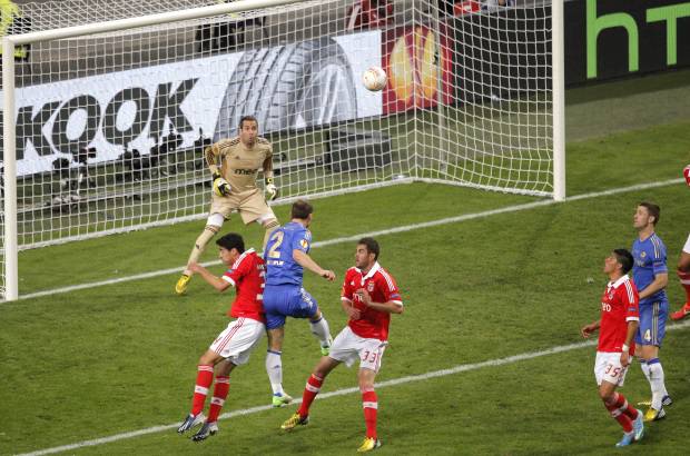 AP - El defensor serbio Branislav Ivanovic marc&#243; el gol del t&#237;tulo en el minuto final del encuentro.