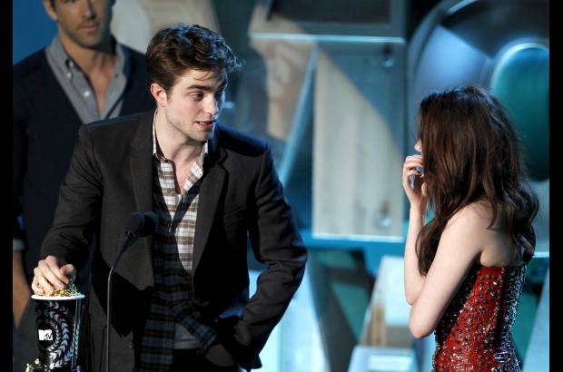 AP - Mejor beso: Kristen Stewart y Robert Pattinson, The Twilight Saga: Eclipse.