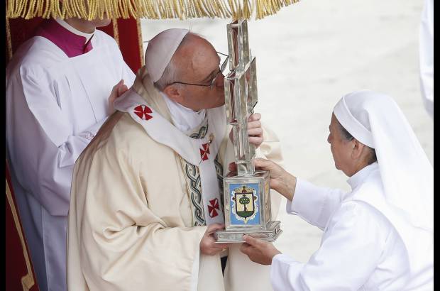Reuters - El Papa Bergoglio agreg&#243; que tambi&#233;n hoy las hijas espirituales de Laura Montoya viven y llevan el Evangelio a los lugares m&#225;s rec&#243;nditos y necesitados, &quot;como una especie de vanguardia de la Iglesia&quot;.