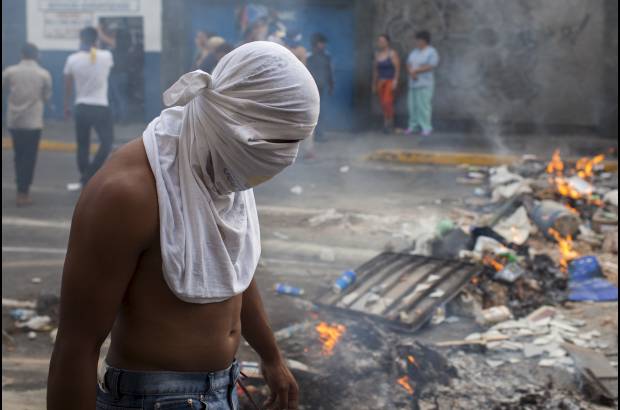 Federico Ríos Escobar - Los jóvenes, algunos con el rostro cubierto con franelas para protegerse de los gases lacrimógenos, se replegaron hacia una de las avenidas de la urbanización Altamira, en el este de la ciudad, donde formaron una barricada con restos de basura en medio de la vía que luego incendiaron.