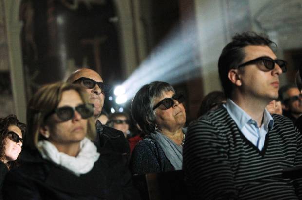 FOTO REUTERS - En las salas de cine del mundo, los feligreses pudieron seguir la ceremonia en tecnología 3D.
