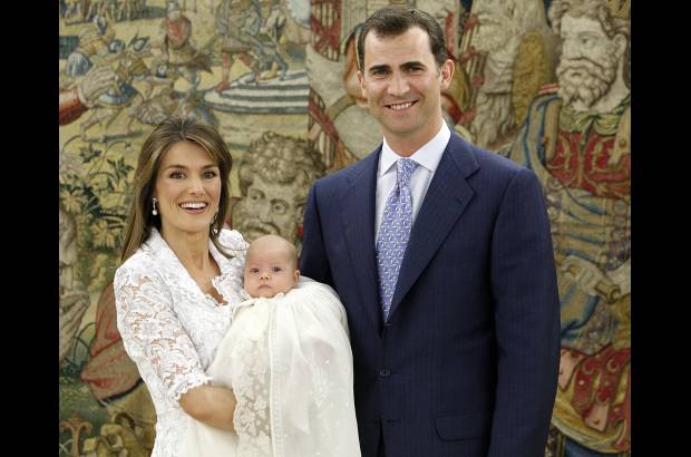 AP - La princesa Letizia y el pr&#237;ncipe Felipe, posan con su hija Sof&#237;a antes del bautismo en el Palacio de la Zarzuela en 2007