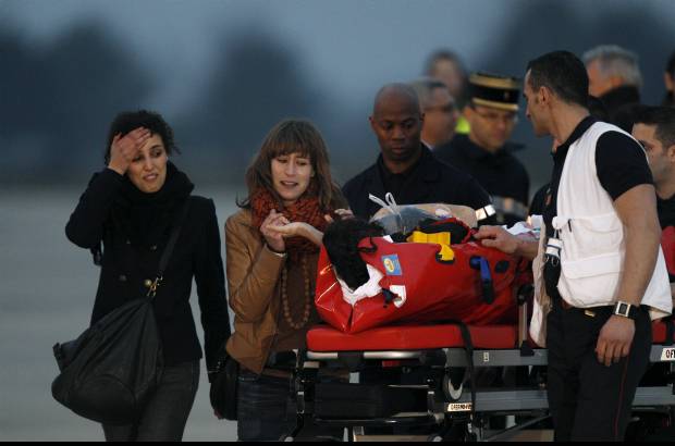 Reuters - La periodista independiente Edith Bouvier, cuyo f&#233;mur se rompi&#243; durante el intenso bombardeo en Siria, volvi&#243; a su pa&#237;s natal, Francia.