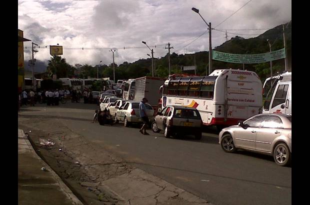 Juan Felipe Quintero - Desesperados se encuentran los viajeros que necesitan llegar a Medell&#237;n para retornar a sus labores este martes.