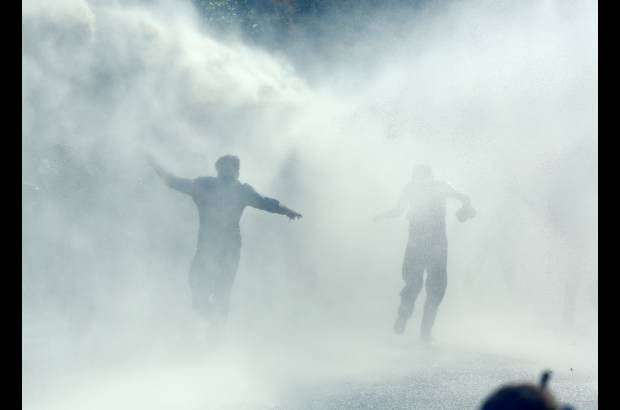 AP - Protestas en Turqu&#237;a. Las autoridades arrojan agua a presi&#243;n ante los manifestantes.
