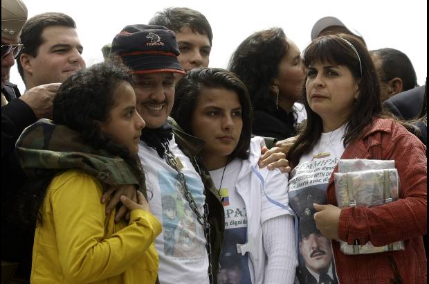 Colprensa-Andr&#233;s Torres - El sargento Arbey Delgado se sorprendi&#243; al encontrar a sus hijas convertidas en unas se&#241;oritas.