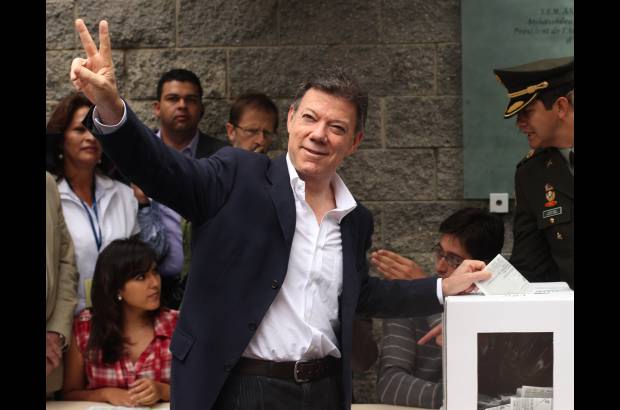 Reuters - Con una amplia votaci&#243;n, Juan Manuel Santos Calder&#243;n, candidato del Partido de la U, fue electo como nuevo presidente de Colombia y reemplazar&#225; a &#193;lvaro Uribe V&#233;lez en el Palacio de Nari&#241;o a partir del 7 de agosto.
