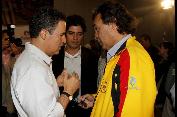 Donaldo Zuluaga - El alcalde de Medellín, Aníbal Gaviria Correa (izq.), Juan Camilo Quintero, director de la candidatura (centro), y el gobernador de Antioquia, Sergio Fajardo Valderrama, durante la espera del anuncio en Plaza Mayor. La noticia llegó desde Lausana, Suiza.