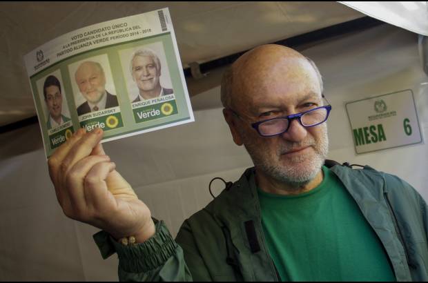 Agencias - John Sudarsky acudi&#243; a las mesas de votaci&#243;n, en las cuales se entreg&#243; el tarjet&#243;n de la consulta del Partido Alianza Verde.