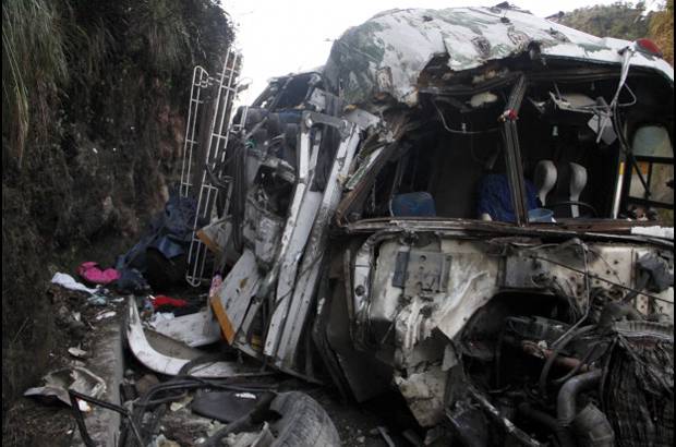 Cortes&#237;a La Patria - Cuatro ni&#241;os y siete adultos muertos fue el tr&#225;gico balance que dej&#243; el accidente se present&#243; en la v&#237;a que comunica a Manizales con Bogot&#225;.