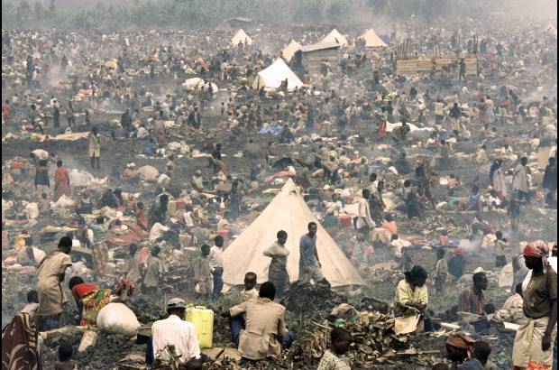 AFP - El 17 de julio de 1994, cerca de 160.000 refugiados ruandeses copaban un campamento improvisado, 10 kms al norte de ciudad de Goma, en la frontera con Zaire. El mayor genocidio registrado en el mundo, según la ONU, comenzó la noche del 6 de abril de 1994.