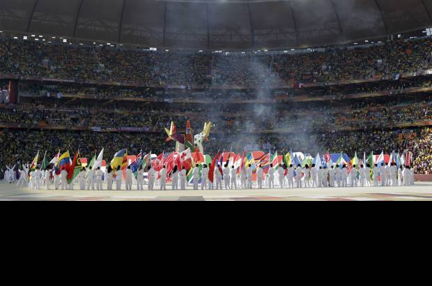 Reuters - Tableros mostraron los colores de los 32 pa&#237;ses participantes y con carteles se indicaban las nueve ciudades sedes del Mundial al ritmo de tambores africanos.