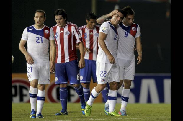 Reuters - Eduardo Vargas y Arturo Vidal marcaron los goles de Chile, que lleg&#243; a 18 puntos.