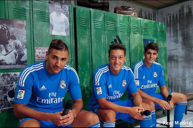 CORTES&#205;A - Benzema, Ozil y Morata fueron los elegidos para estrenar la nueva indumentaria de color azul con detalles blancos y l&#237;neas naranjas en los costados que la relacionan con la primera equipaci&#243;n.