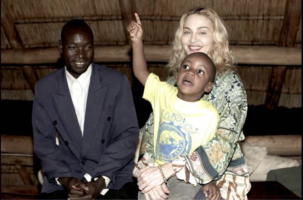 Foto AP - En marzo de 2009, la reina del pop adopt&#243; al peque&#241;o David, en Malawi. En la foto aparece con el padre biol&#243;gico del ni&#241;o, Yohane Banda.