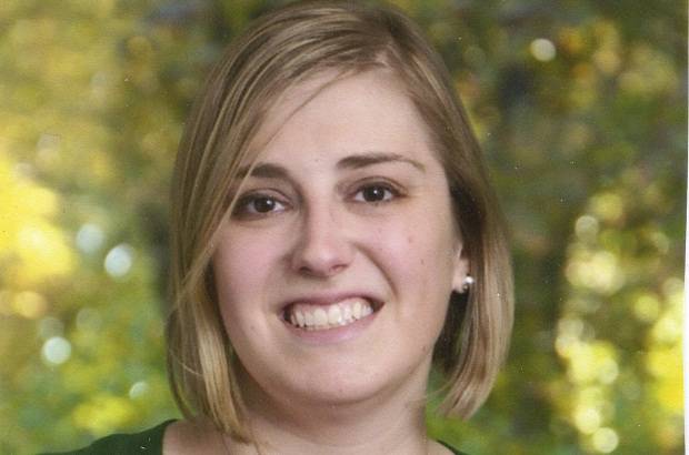 Reuters - Lauren Russo, de 30 a&#241;os. Pas&#243; a&#241;os trabajando como profesora sustituta y haciendo otros trabajos. Por eso se emocion&#243; cuando supo que pronto tendr&#237;a el trabajo de tiempo completo en Sandy Hook. Su madre, Teresa Rousseau, no se contiene al decir lo que ese puesto significaba para ella.