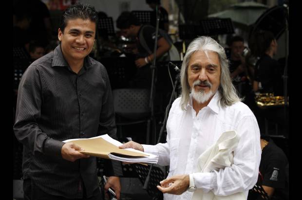 - Los maestros Marco Antonio Castro y Hugo Riaño, director de la banda de la Red de Escuelas de Música, simbolizan el relevo de dirección para este encuentro dominical con la cultura.