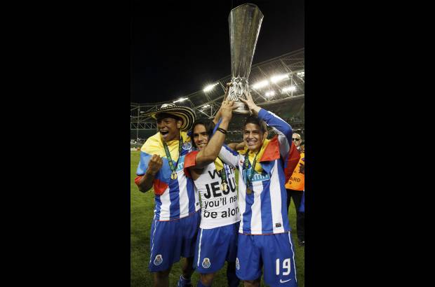 Reuters - Los tres compatriotas celebran con el trofeo de la Liga Europa: Fredy Guarín, Falcao García y James Rodríguez.