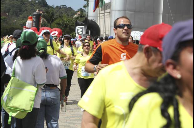 Esteban Jaramillo y Sebastián Salazar - Más de 10 mil competidores se dieron cita en esta histórica cita deportiva que se corría en las modalidades de 5, 10, 21 y 42 kilómetros.