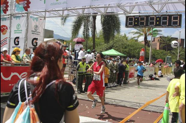 Esteban Jaramillo y Sebastián Salazar - Más de 10 mil competidores se dieron cita en esta histórica cita deportiva que se corría en las modalidades de 5, 10, 21 y 42 kilómetros.