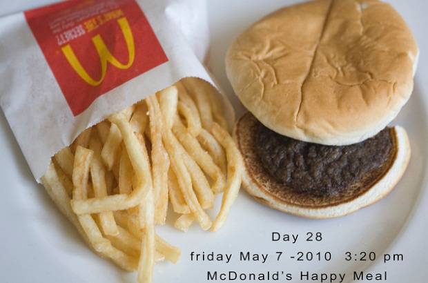 Foto cortes&#237;a - Desde aquel d&#237;a, Davies ha fotografiado repetidamente los componentes del men&#250; -la hamburguesa, con su pan, y las patatas fritas- para comprobar la reacci&#243;n al paso del tiempo de los alimentos y respaldar su opini&#243;n de que no se trata de productos beneficiosos para la salud.