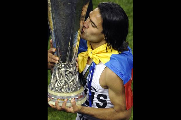 Reuters - El artillero colombiano Falcao García fue nombrado mejor jugador de la final después de marcar el único gol del partido y que dio el triunfo a los dragones.