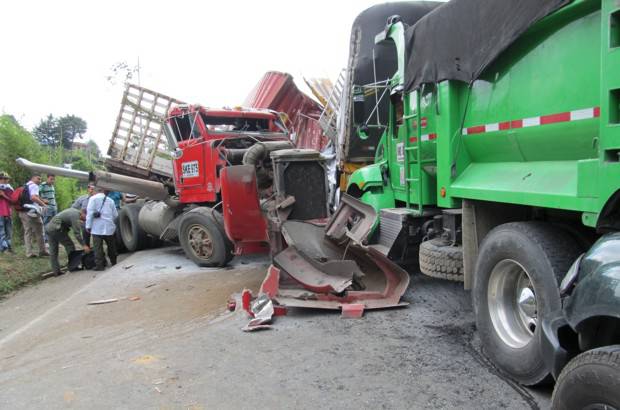 Guillermo Benav&#237;dez - Una persona muerta y cuatro m&#225;s heridas dej&#243; el accidente de tr&#225;nsito causado por una tractomula, al parecer, sin frenos, en el Alto de Minas.