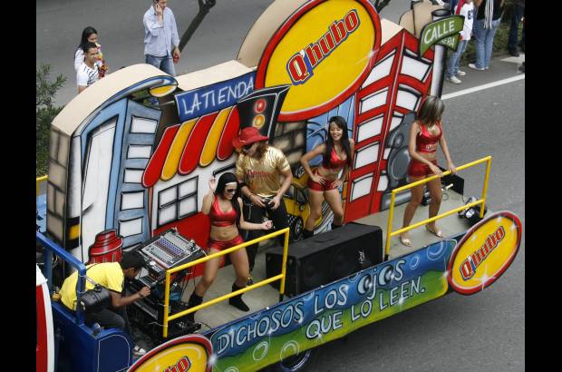 Esteban Vanegas - El periódico Q Hubo tuvo su carroza en el Desfile a Caballo.