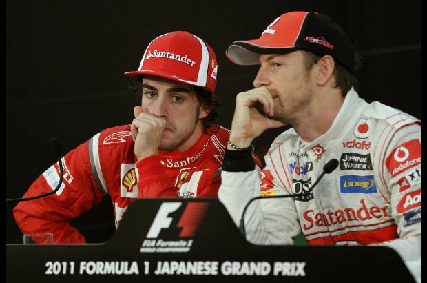 Reuters - Vettel desafió brevemente a Alonso (izquierda) por el segundo lugar cuando quedaban 10 vueltas, pero para él no tenía ningún sentido tomar riesgos con el campeonato asegurado si terminaba en tercer sitio. Terminó 2,006 segundos detrás de Button (derecha).