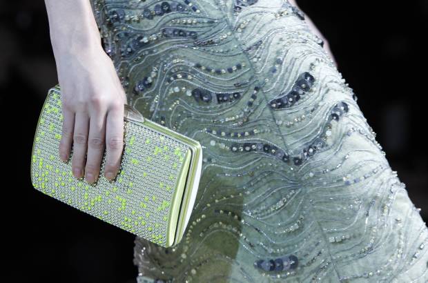 Reuters - Giorgio Armani, de 79 años, cerró la Semana de la Moda femenina de Milán. Sus diseños sorprendieron por teñir la franela de grises claros y oscuros a los que se unió el verde lima, para vestir a una mujer sencilla pero elegante. Para la noche, los vestidos largos palabra de honor o con escotes vertiginosos fueron los encargados de poner la nota de distinción en el desfile.