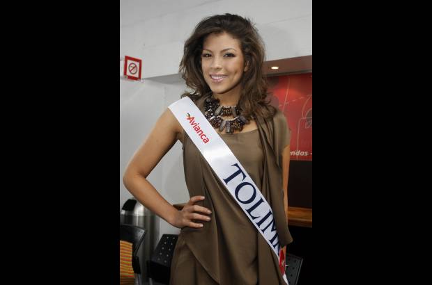 Colprensa - La actual Señorita Colombia, Natalia Galvis posó ante cámaras junto a las candidatas al Concurso Nacional de la Belleza y con curiosos que llegaron al aeropuerto Eldorado en Bogotá, para despedir a las reinas que viajaron a Cartagena el sábado en la mañana.