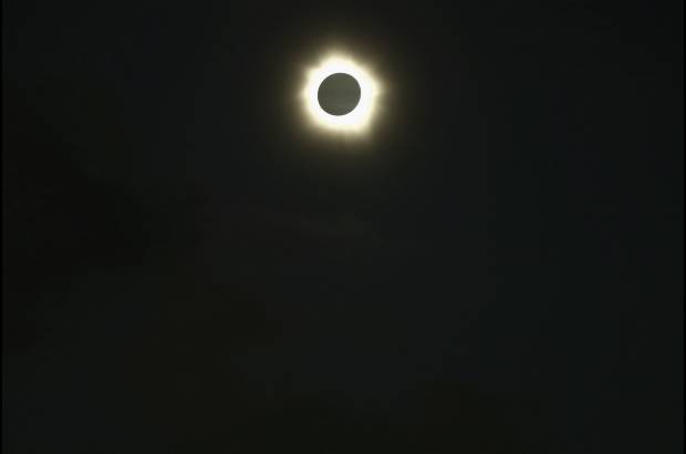 Foto Reuters - Las persistentes nubes que muchos tem&#237;an arruinar&#237;a la vista del eclipse se desvanecieron parcialmente en el estado norte&#241;o de Queensland, para alivio de los espectadores que se congregaron para presenciar la alineaci&#243;n entre el Sol, la Luna y la Tierra.