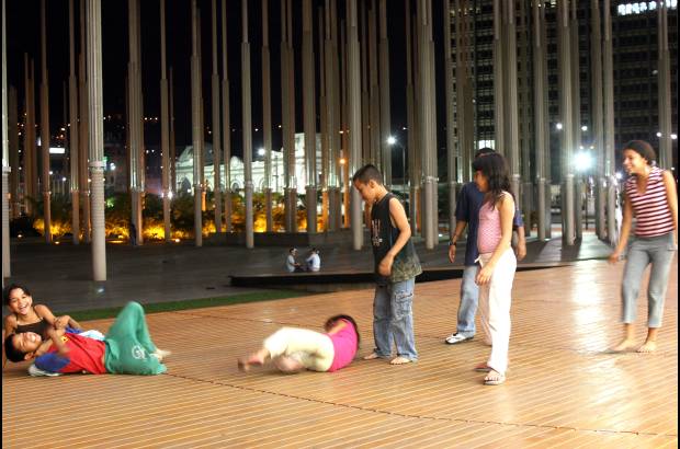 FOTO EL COLOMBIANO - En pleno centro de Medell&#237;n, frente al Centro Administrativo La Alpujarra, se levantan 300 enormes postes luminosos, 2.100 reflectores y 170 l&#225;mparas de piso que convierten al Parque de las luces en un moderno espacio p&#250;blico. La renovaci&#243;n de la Plaza de Cisneros se inaugur&#243; en el a&#241;o 2005.
