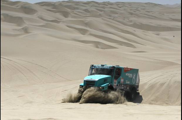 AP - El holandés Gerard De Rooy (Iveco) se llevó el título en la categoría de camiones y rompió el dominio de los Kamaz rusos, que habían ganado ocho de los últimos nueve rallys.