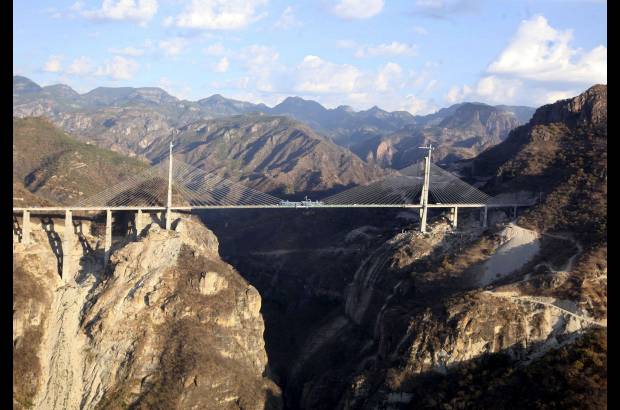 Reuters - El Puente Baluarte Bicentenario gan&#243; el R&#233;cord Guiness al puente colgante m&#225;s alto del mundo, alz&#225;ndose a 403 metros sobre el nivel del mar.