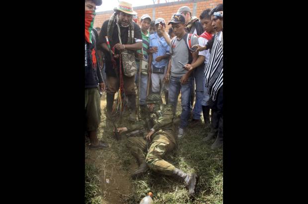 AP - &quot;&#237;Yo soy Colombia, de aqu&#237; no me mueven&#133;&quot;, alcanz&#243; a decir uno de los uniformados, cuando era retirado del lugar.