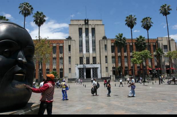 Foto Donaldo Zuluaga - El antiguo Palacio Municipal (al fondo) se construy&#243; entre 1929-1932. Su inauguraci&#243;n se dio en 1937.