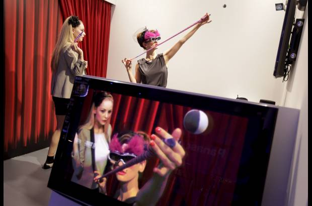 Reuters - Otra novedad de la feria, son los aparatos de televisión que comienzan a aprovechar las posibilidades de internet, como una multiplataforma.